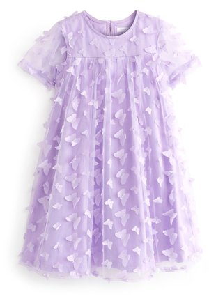 Robe lilas à manches courtes, superposition de tulle en couches avec des découpes en forme de papillon, et un col rond. Matière douce et fluide avec des accents floraux.