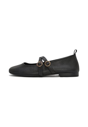 Ballerine in pelle nera con punta tonda, suola piatta e doppie cinghie con dettagli circolari in tonalità oro. Texture liscia.