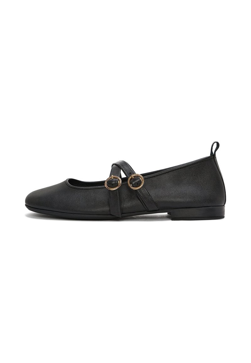 Ballerine in pelle nera con punta tonda, suola piatta e doppie cinghie con dettagli circolari in tonalità oro. Texture liscia.