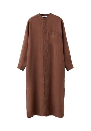 Duga smeđa košulja-haljina s dugim rukavima, okruglim ovratnikom i džepom na prsima, izrađena od laganog tkanja.