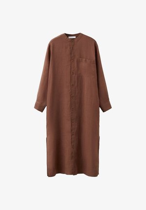 Duga smeđa košulja-haljina s dugim rukavima, okruglim ovratnikom i džepom na prsima, izrađena od laganog tkanja.