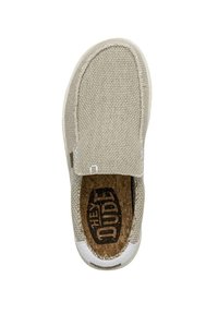 Chaussure beige clair à enfiler avec un tissu texturé, des accents en caoutchouc blanc et une semelle en liège. Présente une couture autour du bord.