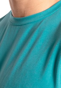 Türkises Baumwoll-T-Shirt mit Rundhalsausschnitt, glatter Textur und leichtem Glanz, das Stofffalten und Details am Halsauschnitt zeigt.