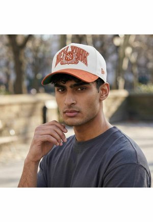 New Era, AFRAME TRUCKER SUEDE NEW YORK YANKEES - Casquette - red