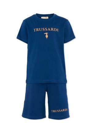Completo maglietta a maniche corte blu navy e pantaloncini con logo beige "Trussardi" sul petto e sulla gamba sinistra dei pantaloncini.