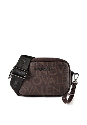 Bolso bandolera Valentino marrón oscuro con gran correa negra ajustable, patrón de logo texturizado y compartimento principal con cremallera.