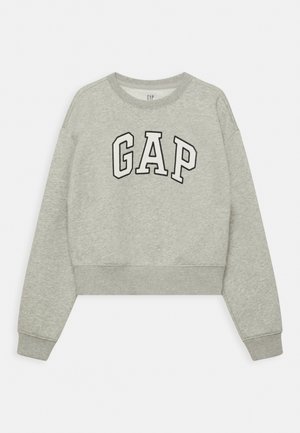 Jasnoszara bluza z okrągłym dekoltem i długimi rękawami, z logo GAP w wyraźnych białych i czarnych literach na przedniej stronie.