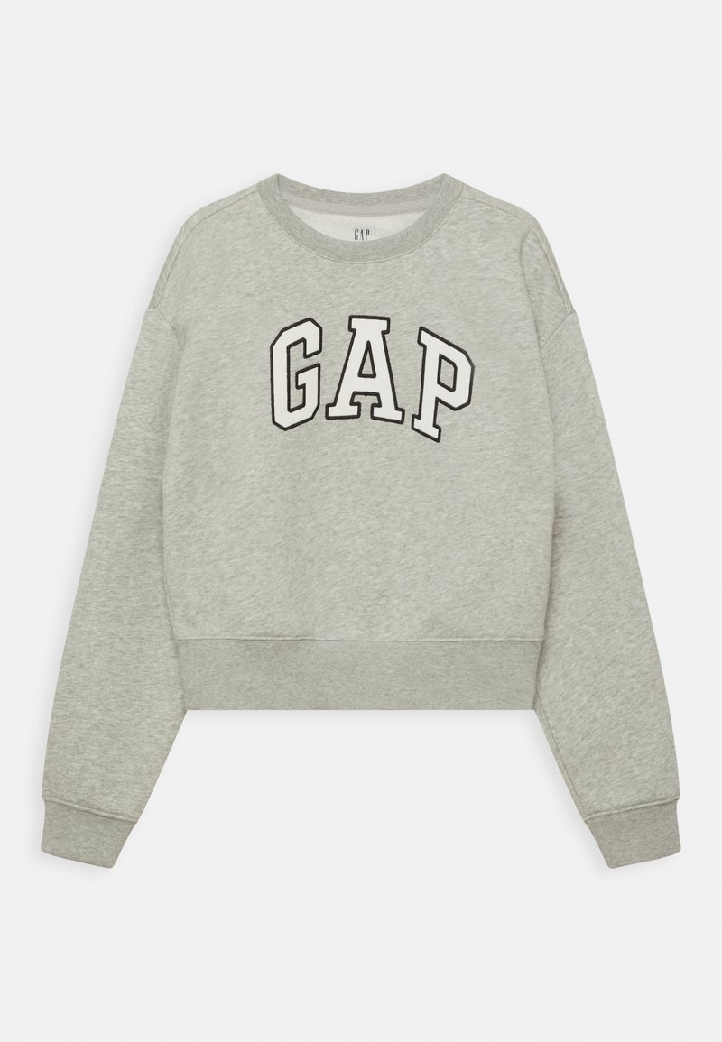 Sweat-shirt à col rond gris clair avec manches longues et logo GAP en lettres blanches et noires en gras à l'avant.