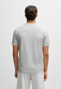 BOSS DROPNEEDLE - Printtipaita - light grey four
