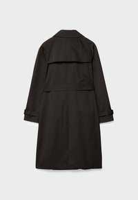 Czarny płaszcz trench z długim, prostym krojem. Posiada pelerynę z tyłu, regulowane paski na rękawach oraz zapięcie na guziki przy kołnierzu. Gładka tekstura materiału.