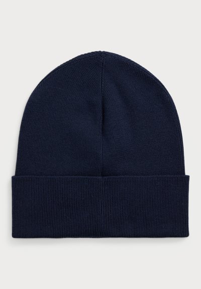 Μπλέ σκούρο πλεκτό σκουφί με διπλωμένο γείσο, τοποθετημένο επίπεδα σε λευκό φόντο.