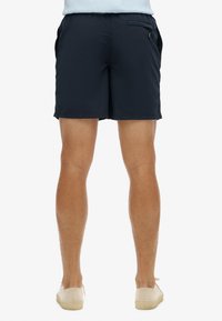 Bañador de color azul marino con cinturilla elástica, bolsillos laterales y un bolsillo trasero. Diseño casual con una tela suave y ligera.