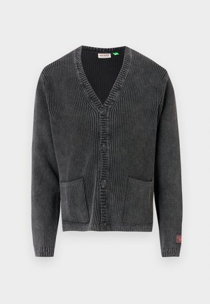 Tamsiai pilkas riboto mezginio kardiganas su V formos iškirpte, keturiais juodais mygtukais, dviem priekinėmis kišenėmis ir mažu raudonu ženklu ant kairiojo rankogalių.