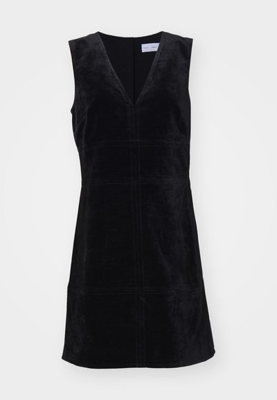 Must mustriga mustnahk, millel on sügav V-kaelus, keha lähedal lõige ja peened õmblusmustrid ilma taskuteta.