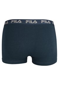 Boxer shorts da uomo blu navy in cotone, con vita elastica grigia con il marchio "FILA". Design semplice, senza motivi o dettagli.