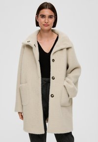 Beige wollen blend jas met een grote kraag, knoopsluiting en zijzakken, met een zachte textuur en een ontspannen silhouet.