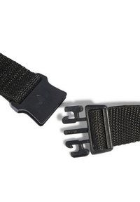 Svart vävd bälte med texturerad yta, utrustad med en fyrkantig plastspänne och metallkomponenter. Spännet har en präglad logotypdetalj.