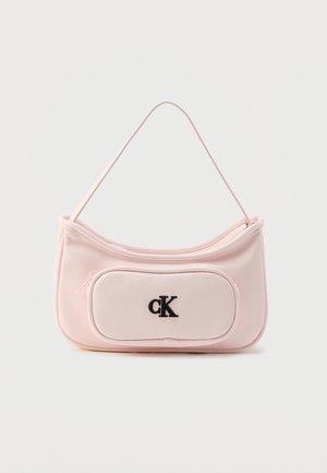 Svetlo roza ramenska torbica iz gladkega materiala, s sprednjim žepom na zadrgo in črnim logotipom. Zaobljena oblika s tankim trakom.