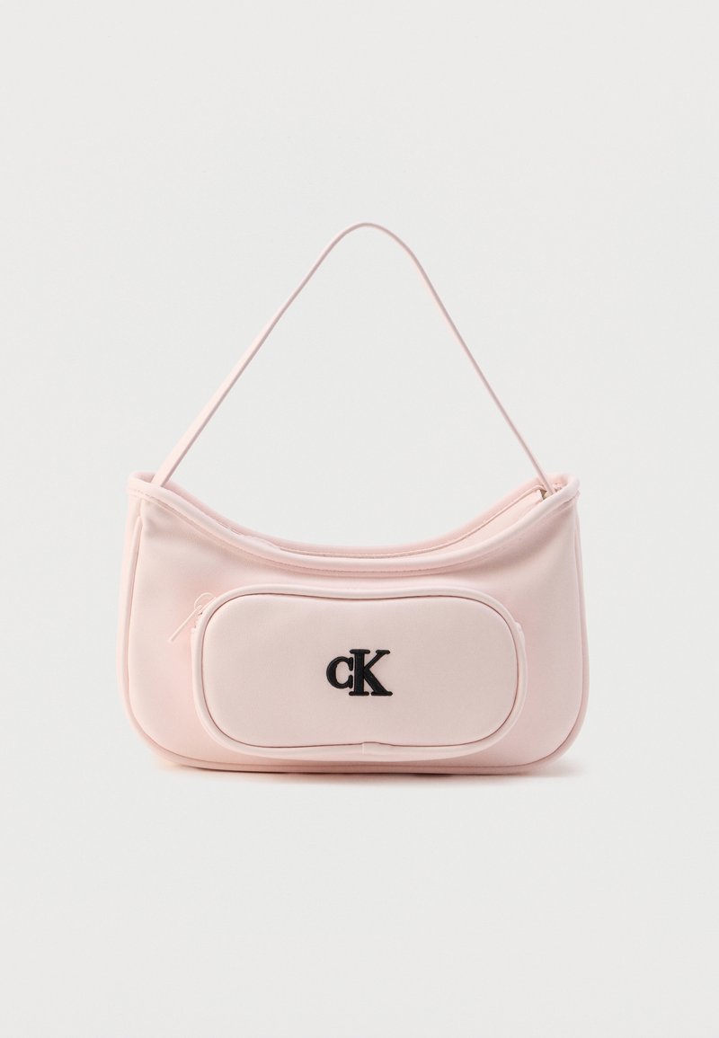 Ροζ ανοιχτό ώμου τσάντα από λείο υλικό, με μια μπροστινή τσέπη με φερμουάρ και μαύρο λογότυπο. Στρογγυλεμένο σχήμα με λεπτό λουράκι.