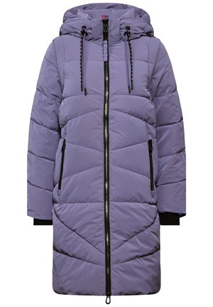 Long manteau d'hiver matelassé violet avec capuche, fermeture éclair à l'avant, cordons et poches latérales zippées sur fond blanc.
