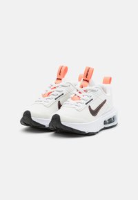 Nike Sportswear AIR MAX INTRLK LITE - Tenisice - summit white/black/hyper orange/white