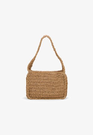 Bolso de paja trenzada en color tostado con forma rectangular plana. Presenta una sola correa para el hombro y una superficie texturizada para un mejor agarre.