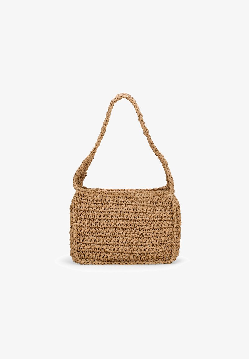 Bolso de paja trenzada en color tostado con forma rectangular plana. Presenta una sola correa para el hombro y una superficie texturizada para un mejor agarre.