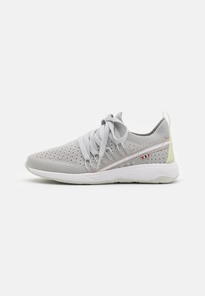 Chaussure de sport en maille grise avec une surface texturée, design à lacets, accents gris clair et semelle blanche. Présente un logo sur le côté.