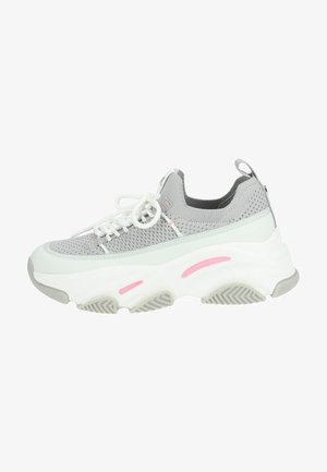 Šedé a bílé tenisky s texturovaným síťovaným svrškem, robustní bílou podrážkou, růžovými akcenty a kulatými tkaničkami; mají poutko na patě.