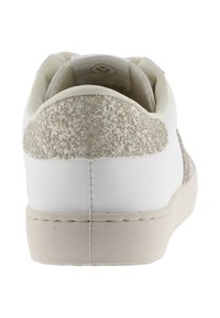 Sneaker bianca con tacco beige glitterato testurizzato e suola colore cuoio chiaro; presenta cuciture minime e tomaia in pelle liscia.