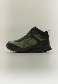 Περπατητικό παπούτσι μεσαίου ύψους με πράσινο υφαντό πάνω μέρος, μαύρες συνθετικές λεπτομέρειες, υφή στη φτέρνα και ανθεκτική μαύρη λαστιχένια σόλα.