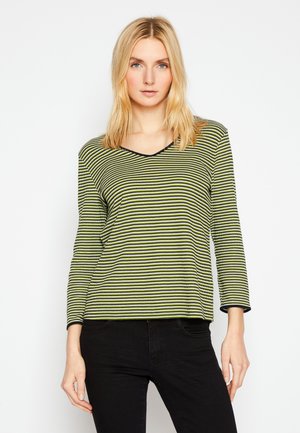 T-shirt à manches longues rayé en vert et noir, avec un col en V et une texture douce. Le design comprend des lignes horizontales et une coupe décontractée.