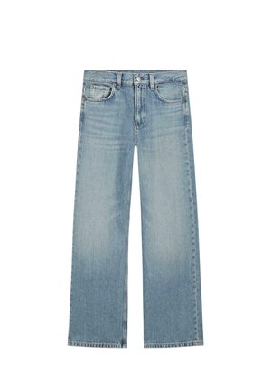 Hellblaue, hoch taillierte, weitgeschnittene Jeans mit vorderer Knopfleiste, Gürtelschlaufen und fünf Taschen, flach auf weißem Hintergrund liegend dargestellt.