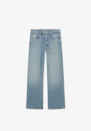 Jeans a gamba larga a vita alta in azzurro chiaro con chiusura frontale con bottoni, passanti per cintura e cinque tasche, mostrati stesi su sfondo bianco.