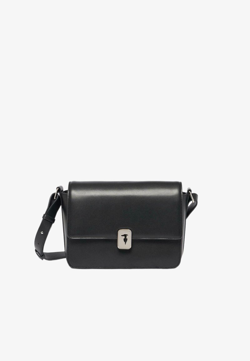 Borsa a tracolla nera in pelle con texture liscia, forma rettangolare, chiusura a patta magnetica e accento in metallo sulla parte frontale.