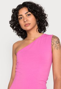 Weekday CINDY ONE SHOULDER DRESS - Vestido de malha - pink
