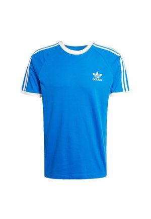 Blauw Adidas T-shirt met korte mouwen, witte kraag, witte mouwzoom en drie witte strepen langs elke schouder en mouw.