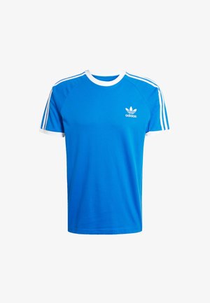 Niebieska koszulka Adidas z krótkim rękawem, białym kołnierzem, białą lamówką na rękawach i trzema białymi paskami na każdej ramieniu i rękawie.