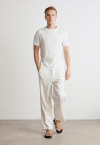 Calvin Klein Jeans BADGE REGULAR TEE - Pamata T-krekls - ivory