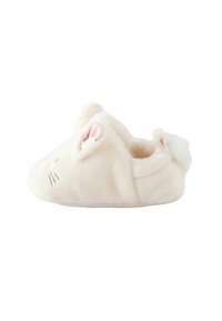 Chausson en peluche blanc à la forme arrondie, avec une doublure intérieure rose douce, des accents en forme d'oreilles de chat et des détails faciaux brodés.