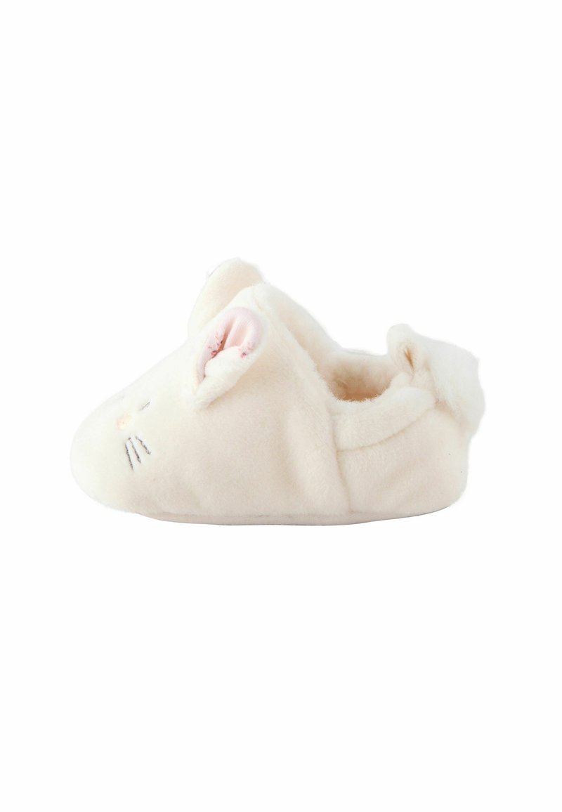 Chausson en peluche blanc à la forme arrondie, avec une doublure intérieure rose douce, des accents en forme d'oreilles de chat et des détails faciaux brodés.