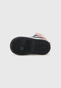 Fekete gumitalpú sneaker, rózsaszín felsőrész fehér részletekkel és texturált mintával. Jellemzői közé tartozik a párnázott bokarész és a fűzős kialakítás.
