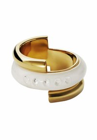 Pulsera de puño en tono dorado con un diseño retorcido, banda de esmalte blanco y acentos de cristal transparente a lo largo del borde superior. Acabado suave y brillante.