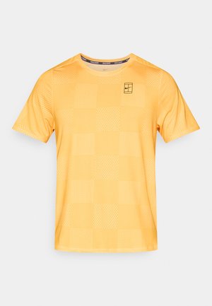 Geel T-shirt met korte mouwen en een geruit patroon met een mix van effen en mesh texturen. Logo bedrukt op de borst. Ronde halslijn.