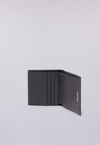 Černá kožená peněženka s texturovaným povrchem, obsahující více slotů na karty, otevřený design a malé embosované logo značky na boku.