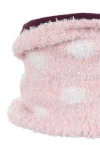 Gehaakte nekwarmer in lichtroze met een donzige textuur, voorzien van witte stippen en een donkerpaarse fleece voering langs de bovenrand.