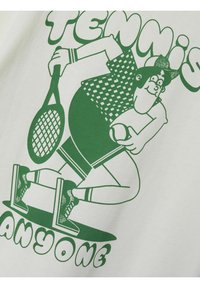 Baumwoll-T-Shirt mit einem grünen Cartoon-Charakter, der Tennis spielt. Der Charakter trägt ein kariertes Hemd und darunter steht der Text "TENIS JEMAND?".