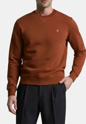 Sweat-shirt marron en tissu lisse, avec un col rond, des manches longues et un petit logo sur la poitrine.