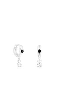Orecchini a cerchio in argento con accenti di onice nero, caratterizzati da un ciondolo a forma di orsacchiotto pendente. Superficie liscia e finitura lucida.
