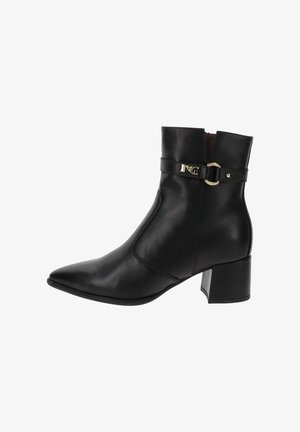 Stivale alla caviglia in pelle nera con punta appuntita, tacco a blocco di altezza media e dettaglio con fibbia dorata sul lato; texture liscia e design aderente.